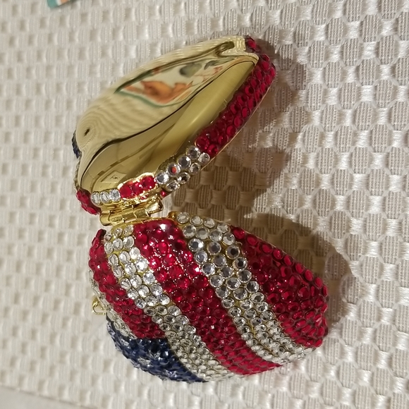 Estee Lauder compact decorative with brilliant crystals (American flag apple). - Picture 4 of 8